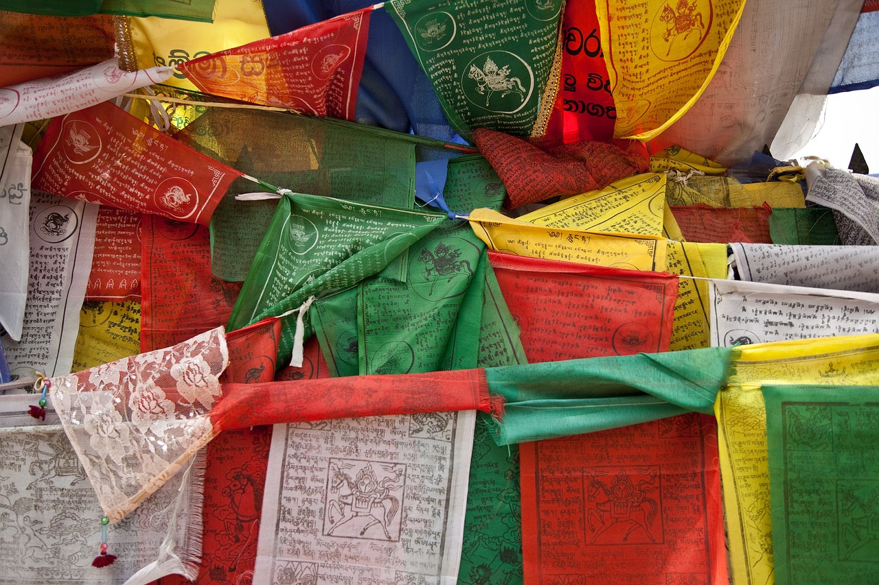 ¿Qué significan las banderas budistas?